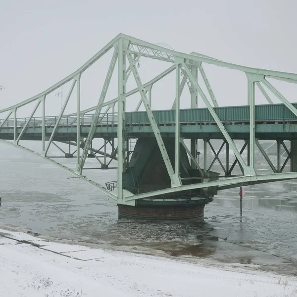 Río Congelado Puente Oscilante Nieve Niebla Espesa Concepto Invierno Paisaje — Foto de Stock