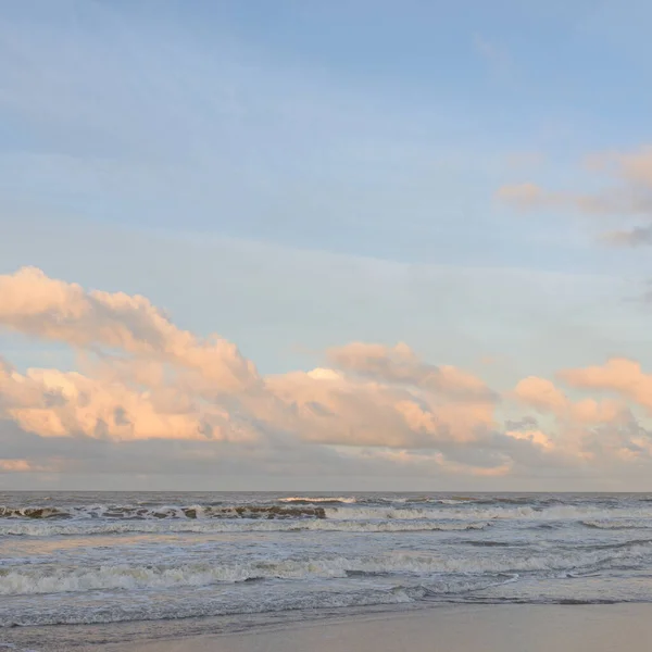 모래가 발트해의 전경을 한눈에 수있다 빛나는 파도와 튀었지 조경을 덴마크 — 스톡 사진