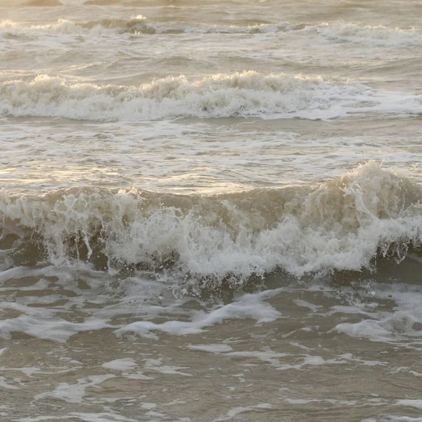 Oostzee Storm Zonsondergang Zacht Zonlicht Wateroppervlaktextuur Neerstortende Golven Spatten Schuim — Stockfoto