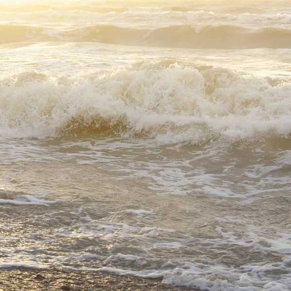 Fırtınadan Sonra Baltık Kıyıları Gün Batımı Yumuşak Güneş Işığı Yüzeyi — Stok fotoğraf