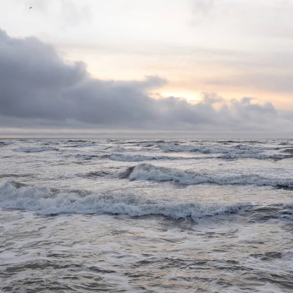 Fırtınadan Sonra Baltık Denizi Yumuşak Günbatımı Işığı Çarpıcı Parlayan Bulutlar — Stok fotoğraf
