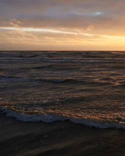 Mar Báltico Después Tormenta Atardecer Cielo Dramático Nubes Brillantes Luz —  Fotos de Stock