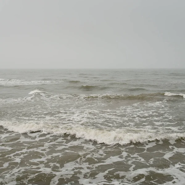 波罗的海在雾中 飞溅的水 风暴天然纹理 风景如画的全景一色风景 恶劣天气 — 图库照片