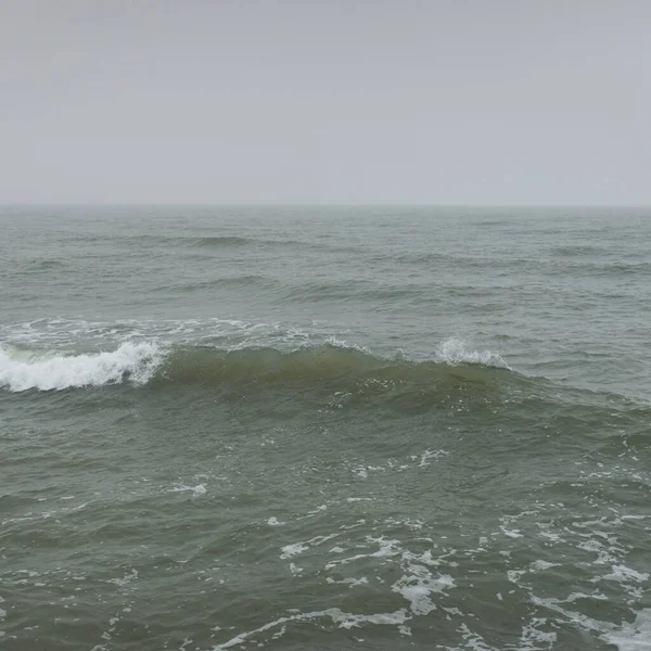 波罗的海在雾中 飞溅的水 风暴天然纹理 风景如画的全景一色风景 恶劣天气 — 图库照片