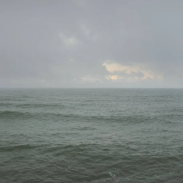 霧の中でバルト海 水しぶき 自然なテクスチャ 絵のようなパノラマのモノクロームの風景 — ストック写真