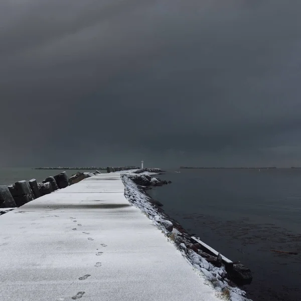 嵐の後のバルト海 防波堤 灯台への古い桟橋 遊歩道 絵のようなパノラマの風景 風景です 気候変動 — ストック写真