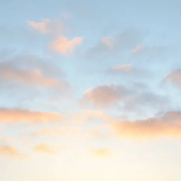 晴朗的蓝天 夕阳西下 天空闪烁着粉色的卷云和积雨云 戏剧化的云雾 概念艺术 气象学 图像资源 风景如画的全景 — 图库照片