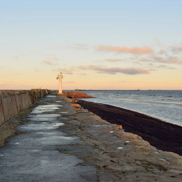 从老码头往外看防波堤特写日落时分 金色的阳光 波罗的海 旅游业 — 图库照片