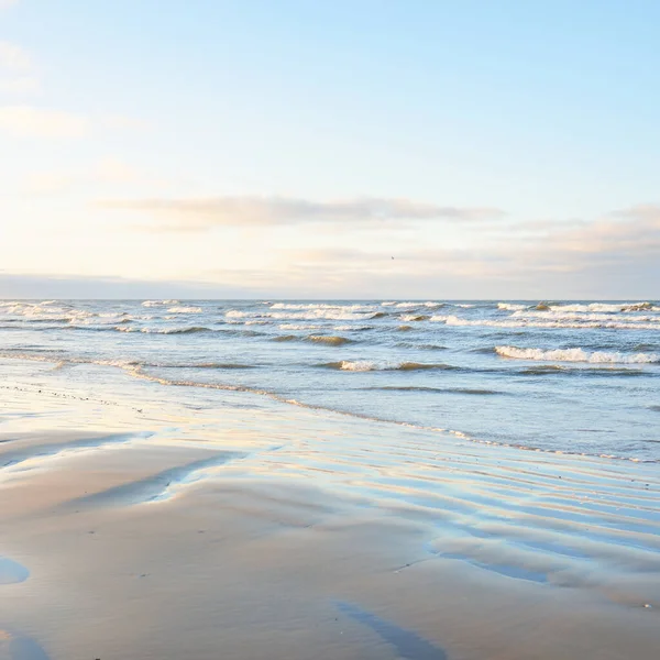 Gün batımında Baltık kıyılarından panoramik manzara. Dramatik bulutlar, parlayan bulutlar, fırtınadan sonra altın güneş ışığı. Doğa, çevre, iklim değişikliği, kararsız hava