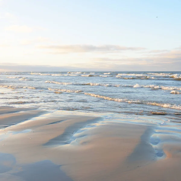 Gün batımında Baltık kıyılarından panoramik manzara. Dramatik bulutlar, parlayan bulutlar, fırtınadan sonra altın güneş ışığı. Doğa, çevre, iklim değişikliği, kararsız hava