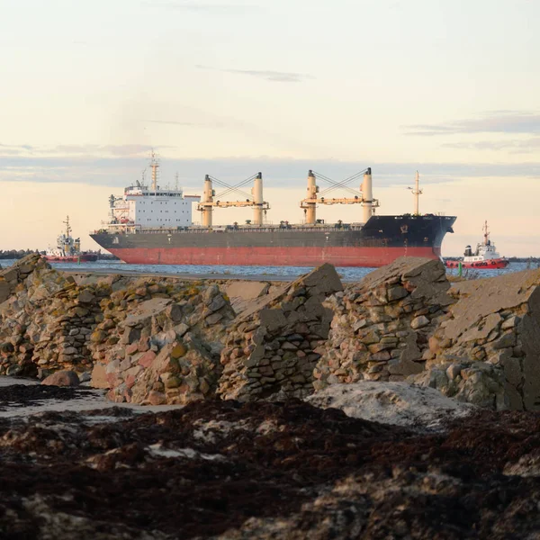 Large Cargo Ship Arriving Port Sunset Baltic Sea Freight Transportation — Zdjęcie stockowe