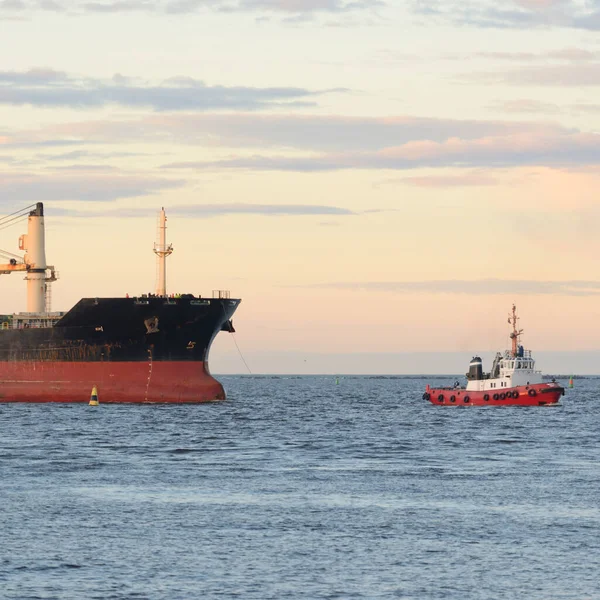 日没時に港に到着する大型貨物船 バルト海 貨物輸送 国際通信 — ストック写真