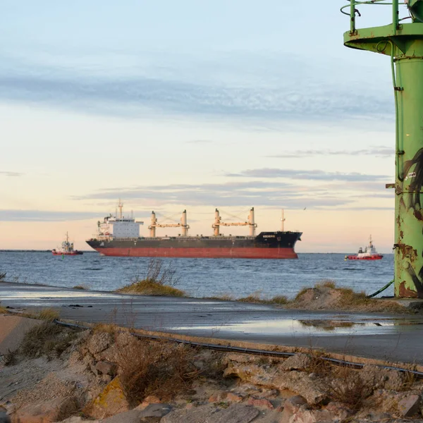 Gran Buque Carga Que Llega Puerto Atardecer Mar Báltico Transporte — Foto de Stock