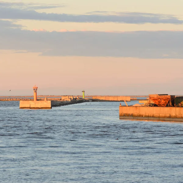 Kargo girişi. Baltık Denizi. Deniz feneri. Yük taşımacılığı, denizcilik gemisi, küresel iletişim, lojistik, nakliye, dağıtım, sanayi, ticaret, ekonomi, navigasyon, güvenlik
