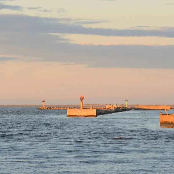 Kargo girişi. Baltık Denizi. Deniz feneri. Yük taşımacılığı, denizcilik gemisi, küresel iletişim, lojistik, nakliye, dağıtım, sanayi, ticaret, ekonomi, navigasyon, güvenlik