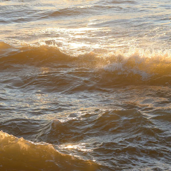 Deniz suyu yüzeyi dokusu. Yumuşak güneş ışığı. Panoramik görüntü, grafik kaynaklar. Doğa, çevre kavramları