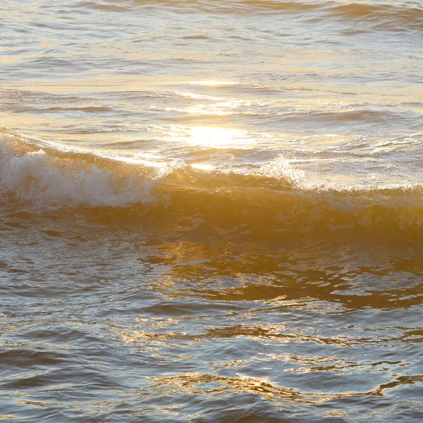 Deniz suyu yüzeyi dokusu. Yumuşak güneş ışığı. Panoramik görüntü, grafik kaynaklar. Doğa, çevre kavramları