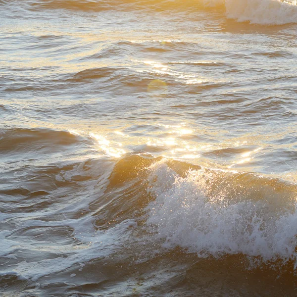 Deniz suyu yüzeyi dokusu. Yumuşak güneş ışığı. Panoramik görüntü, grafik kaynaklar. Doğa, çevre kavramları