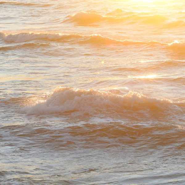 Deniz suyu yüzeyi dokusu. Yumuşak güneş ışığı. Panoramik görüntü, grafik kaynaklar. Doğa, çevre kavramları