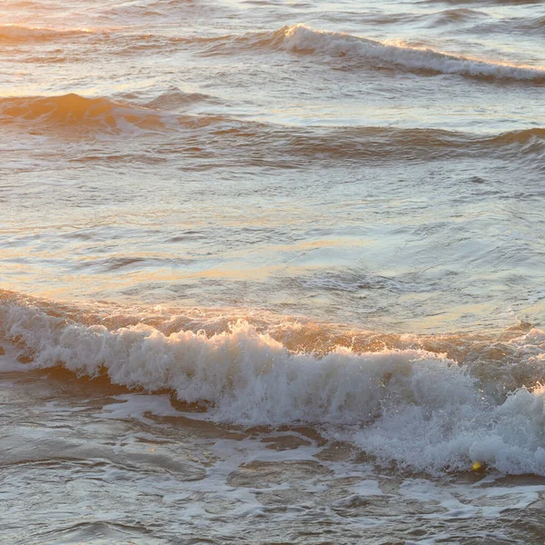 Deniz suyu yüzeyi dokusu. Yumuşak güneş ışığı. Panoramik görüntü, grafik kaynaklar. Doğa, çevre kavramları