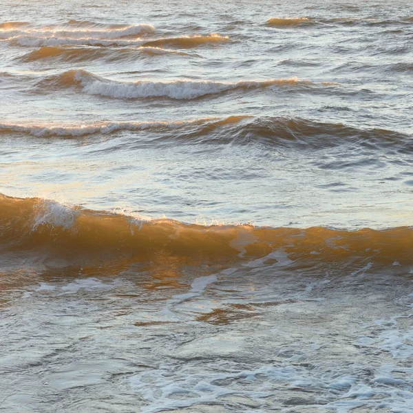 Deniz suyu yüzeyi dokusu. Yumuşak güneş ışığı. Panoramik görüntü, grafik kaynaklar. Doğa, çevre kavramları
