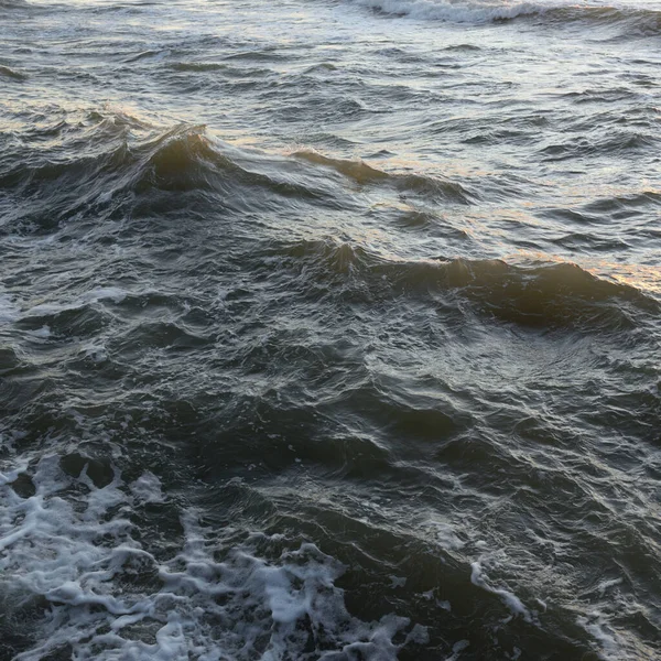 Deniz suyu yüzeyi dokusu. Yumuşak güneş ışığı. Panoramik görüntü, grafik kaynaklar. Doğa, çevre kavramları