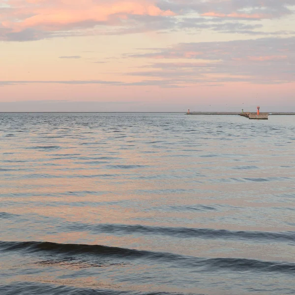Oostzee Bij Zonsondergang Dramatische Hemel Blauwe Roze Gloeiende Wolken Gouden — Stockfoto