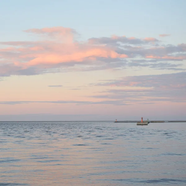 Балтійське Море Заході Сонця Драматичне Небо Блакитні Рожеві Сяючі Хмари — стокове фото