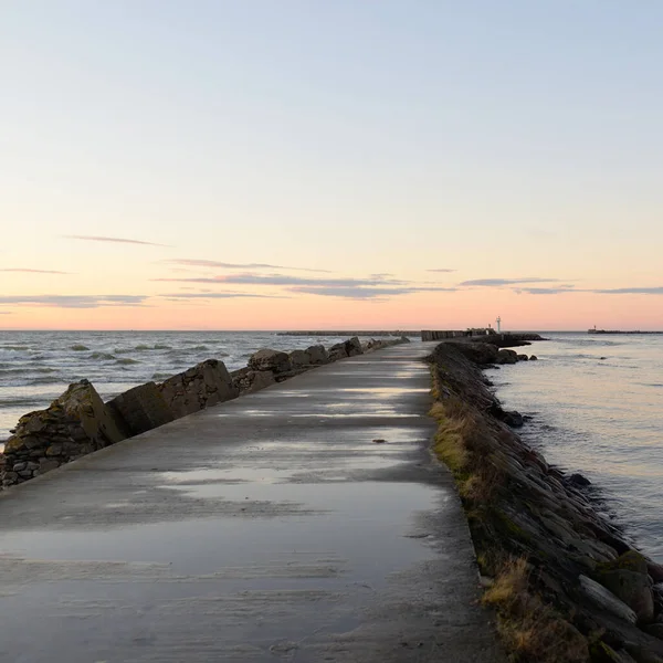 Brzeg Morza Bałtyckiego Zachodzie Słońca Spacer Teren Rekreacyjny Miękkie Światło — Zdjęcie stockowe