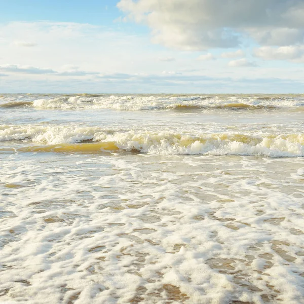 从沙岸 俯瞰波罗的海全景 晴朗的天空闪烁着灿烂的云彩 波浪和水花 Idyllic海景 温暖的冬季天气 气候变化 — 图库照片