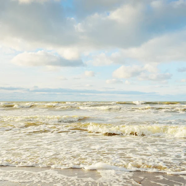 からバルト海のパノラマビュー 輝く雲 波と水の飛沫で澄んだ空 牧歌的な海の景色 暖かい冬の天気 気候変動 — ストック写真