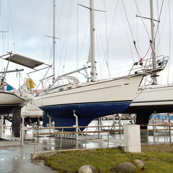 Segelboote Die Einem Yachtclub Land Stehen Service Reparatur Transport Sport — Stockfoto