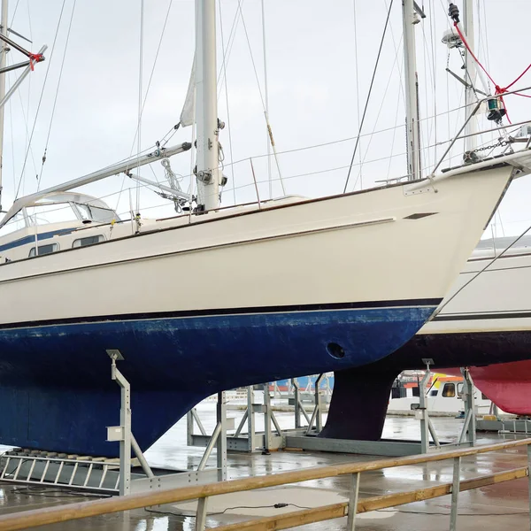 Segelboote Die Einem Yachtclub Land Stehen Service Reparatur Transport Sport — Stockfoto