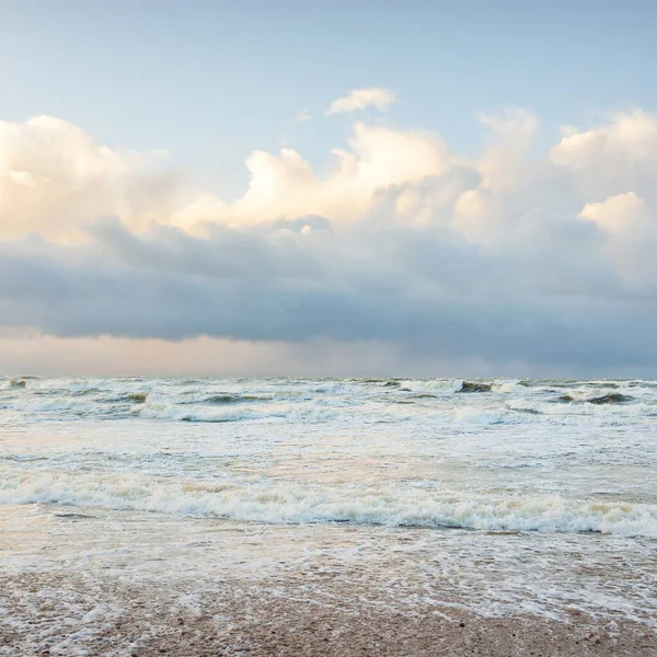 Oostzee Storm Dramatische Hemel Gloeiende Wolken Zacht Zonlicht Golven Spetterend — Stockfoto