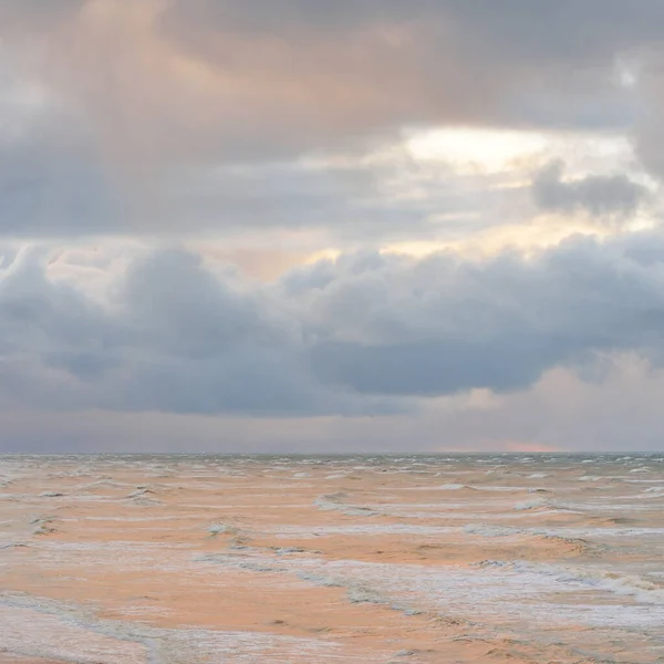 风暴过后的波罗的海戏剧化的天空 闪耀的云彩 柔和的阳光 浪花飞溅的水风景如画 全景视图 — 图库照片