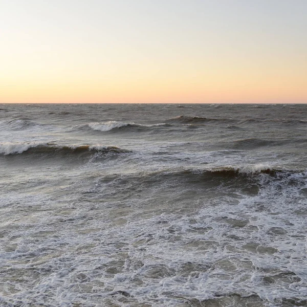 Балтійський Берег Заході Сонця Яке Золоте Світло Сяюче Небо Хвилі — стокове фото
