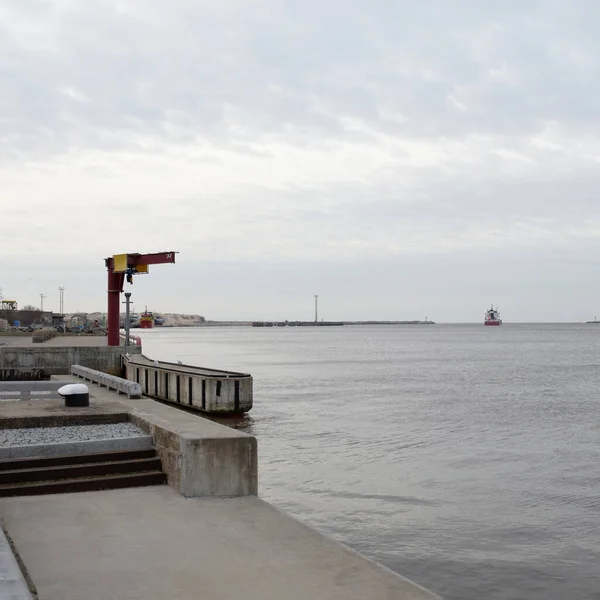 Büyük gemi kargo iskelesinden ayrılıyor. Baltık Denizi. Letonya 'da sızıntı var. Nakliye, endüstri, lojistik