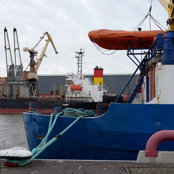 停泊在货港码头的渔船 拖网渔船 波罗的海 Ventspils 拉脱维亚 传统工艺 专用设备 — 图库照片