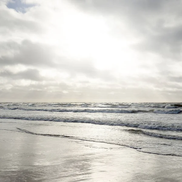 从沙滩海岸 俯瞰波罗的海全景 多彩的天空闪烁着灿烂的云彩 Idyllic海景 春季天气 气候变化 — 图库照片