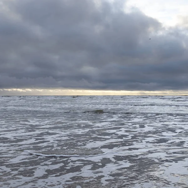 Fırtınadan sonra Baltık Denizi. Yumuşak günbatımı ışığı, çarpıcı parlayan bulutlar. Deniz manzarası, bulutlar, doğa. Sudaki yansımalar. Panoramik manzara. Ekoloji, iklim değişikliği, hava durumu