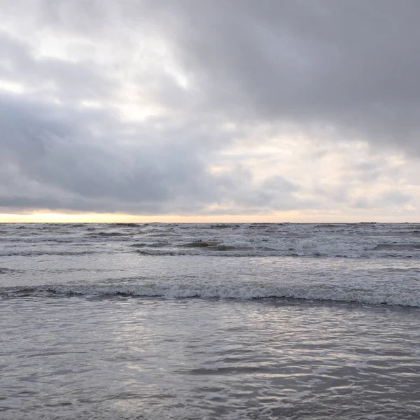 Mar Báltico Después Tormenta Luz Suave Atardecer Nubes Brillantes Dramáticas — Foto de Stock