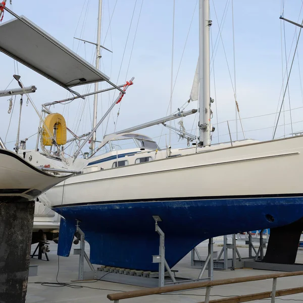 Sailboats Standing Land Yacht Club Service Repair Winterization Transportation Sport — Foto Stock