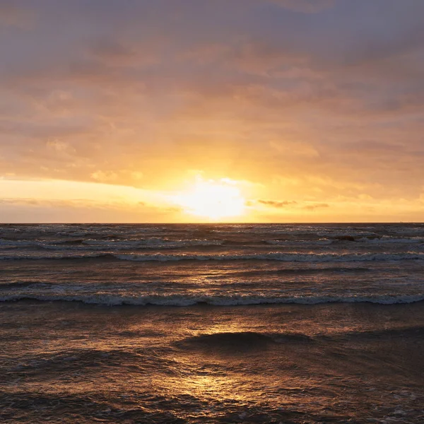 Baltské Moře Bouři Při Západu Slunce Dramatická Obloha Zářící Mraky — Stock fotografie