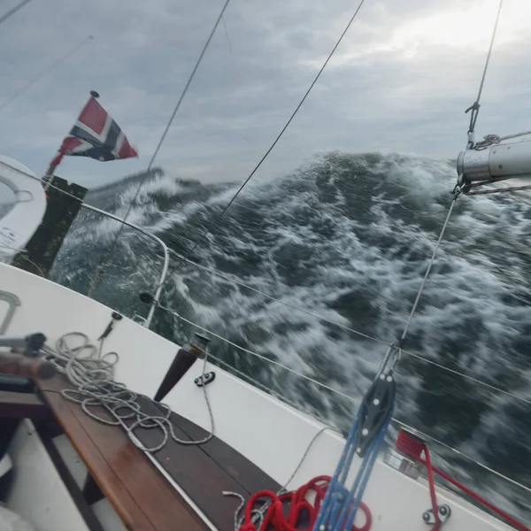 Podpatky Jachty Plachtění Moři Během Bouře Výhled Kokpitu Temné Vlny — Stock fotografie
