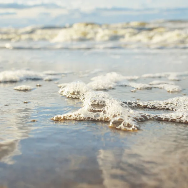 Deniz köpüğü, su yüzeyi dokusu, yakın plan. Kumsal manzarası (kum tepeleri). Soyut doğal arkaplan, duvar kağıdı. Panoramik resim