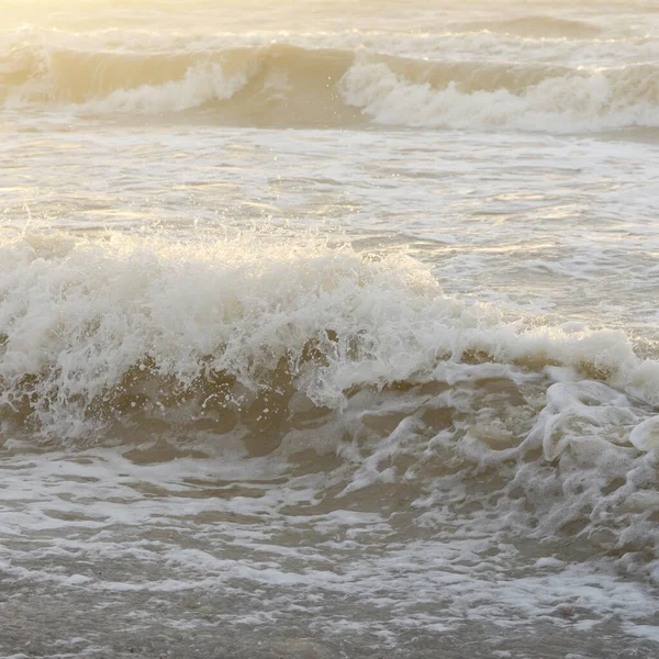 风暴过后的波罗的海海岸 柔和的阳光 水面纹理 风景如画的全景 Idyllic海景 生态主题 — 图库照片