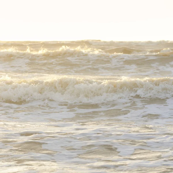 嵐の後 バルト海の海岸 柔らかい日差し 水面の質感 波の衝突 スプラッシュ 絵のように美しいパノラマの風景 牧歌的な海の景色 生態系のテーマ — ストック写真