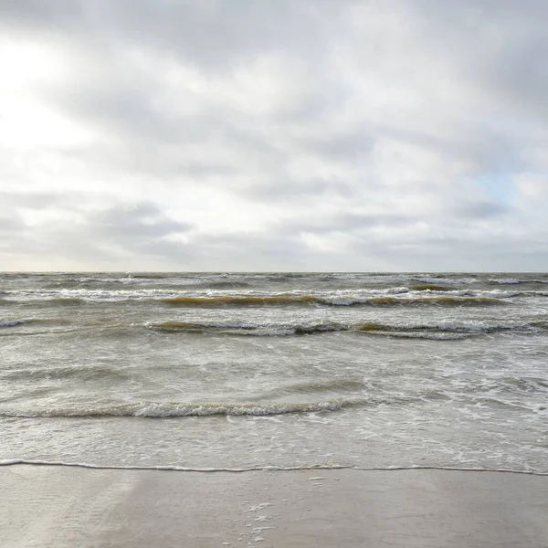 모래가 바라본 발트해의 빛나는 구름을 파도와 튀었지 조경을 — 스톡 사진