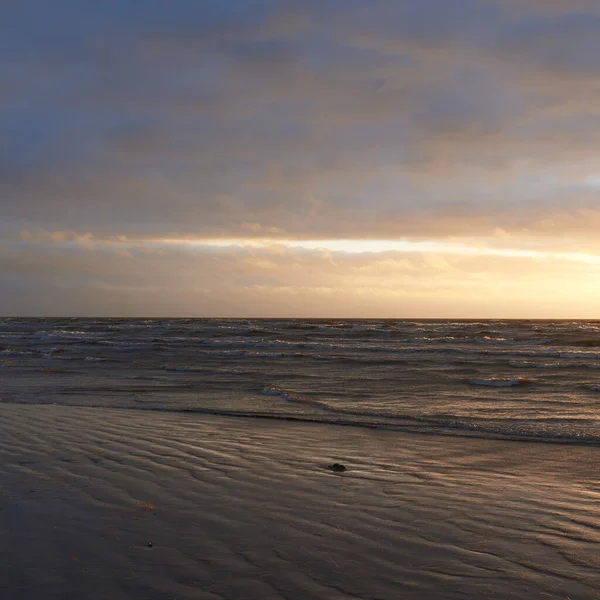 Morze Bałtyckie Burzy Zachodzie Słońca Dramatyczne Niebo Świecące Chmury Zawzięte — Zdjęcie stockowe