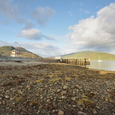 Kayalık göl kıyıları, dağlar, orman. İskoçya, İngiltere. Atmosferik manzara. Seyahat merkezleri, eko turizm, yürüyüş, doğa, çevre koruma